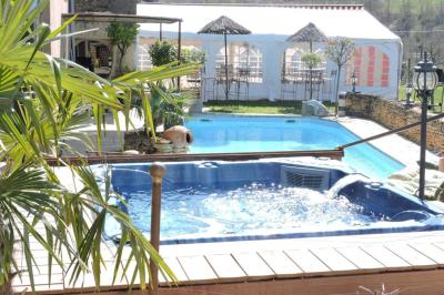 Voiture noire décorée de fleurs blanches et bleues, garée sur un parking près d'une pelouse.