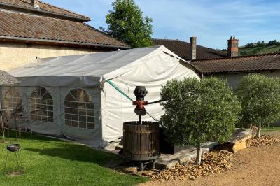 Voiture noire décorée de fleurs blanches et bleues, garée sur un parking près d'une pelouse.