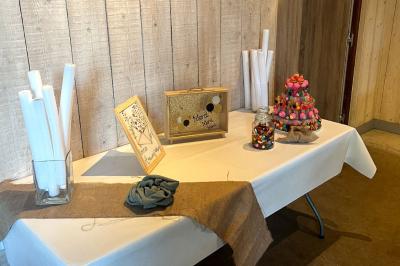 Cuisine professionnelle avec plans de travail en inox, évier, lave-vaisselle industriel et vue sur l'extérieur.