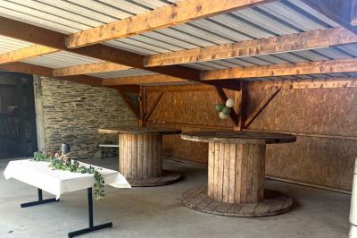 Cuisine professionnelle avec plans de travail en inox, évier, lave-vaisselle industriel et vue sur l'extérieur.