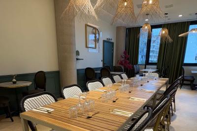 Tartelette aux fraises garnie de fruits frais et de sucre glace, servie sur une assiette verte avec une cuillère dorée.