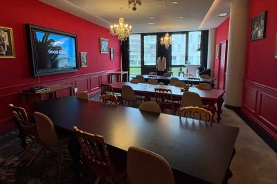 Tartelette aux fraises garnie de fruits frais et de sucre glace, servie sur une assiette verte avec une cuillère dorée.