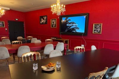 Tartelette aux fraises garnie de fruits frais et de sucre glace, servie sur une assiette verte avec une cuillère dorée.