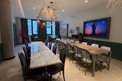 Tartelette aux fraises garnie de fruits frais et de sucre glace, servie sur une assiette verte avec une cuillère dorée.