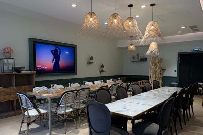 Tartelette aux fraises garnie de fruits frais et de sucre glace, servie sur une assiette verte avec une cuillère dorée.