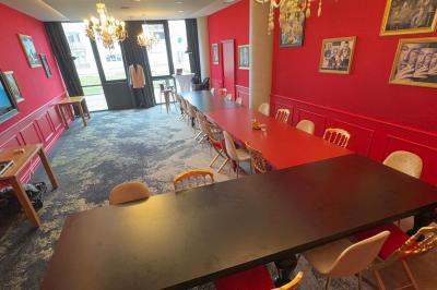 Tartelette aux fraises garnie de fruits frais et de sucre glace, servie sur une assiette verte avec une cuillère dorée.