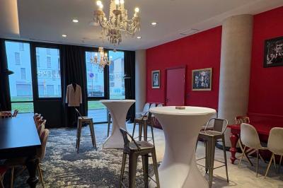 Tartelette aux fraises garnie de fruits frais et de sucre glace, servie sur une assiette verte avec une cuillère dorée.