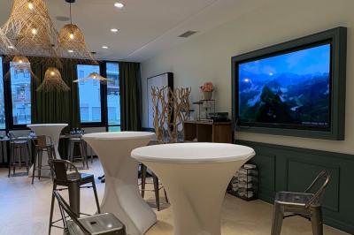 Tartelette aux fraises garnie de fruits frais et de sucre glace, servie sur une assiette verte avec une cuillère dorée.