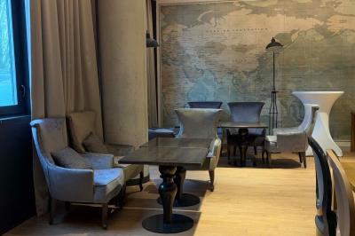 Tartelette aux fraises garnie de fruits frais et de sucre glace, servie sur une assiette verte avec une cuillère dorée.