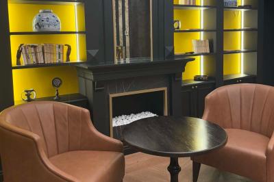 Tartelette aux fraises garnie de fruits frais et de sucre glace, servie sur une assiette verte avec une cuillère dorée.