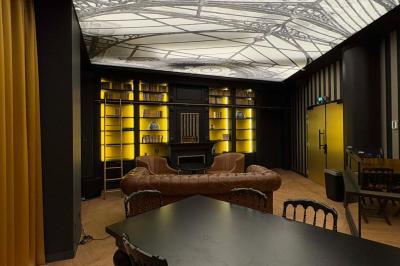 Tartelette aux fraises garnie de fruits frais et de sucre glace, servie sur une assiette verte avec une cuillère dorée.