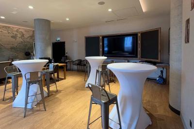 Tartelette aux fraises garnie de fruits frais et de sucre glace, servie sur une assiette verte avec une cuillère dorée.