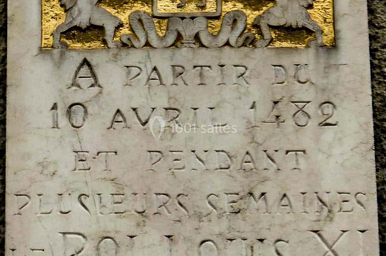 Plaque en pierre gravée avec des lions dorés, mentionnant le séjour du roi Louis XI dans cette maison en 1482.