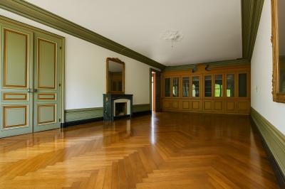 Plaque en pierre gravée avec des lions dorés, mentionnant le séjour du roi Louis XI dans cette maison en 1482.