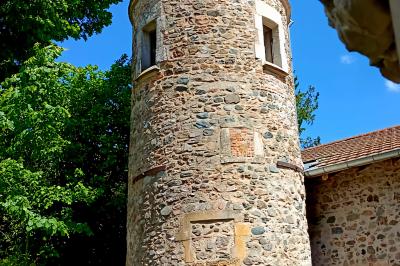 Plaque en pierre gravée avec des lions dorés, mentionnant le séjour du roi Louis XI dans cette maison en 1482.