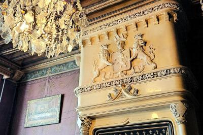 Plaque en pierre gravée avec des lions dorés, mentionnant le séjour du roi Louis XI dans cette maison en 1482.