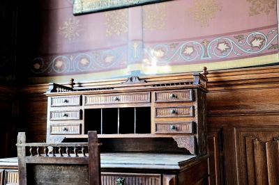 Plaque en pierre gravée avec des lions dorés, mentionnant le séjour du roi Louis XI dans cette maison en 1482.