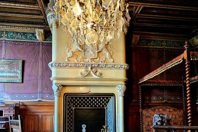 Plaque en pierre gravée avec des lions dorés, mentionnant le séjour du roi Louis XI dans cette maison en 1482.