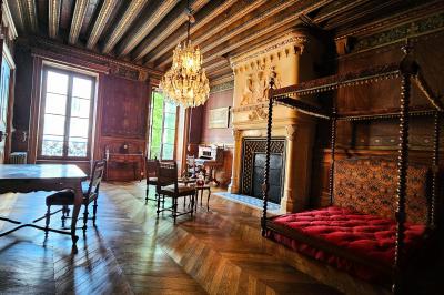 Plaque en pierre gravée avec des lions dorés, mentionnant le séjour du roi Louis XI dans cette maison en 1482.