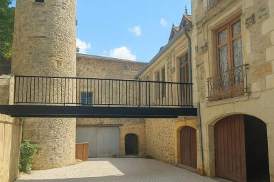Plaque en pierre gravée avec des lions dorés, mentionnant le séjour du roi Louis XI dans cette maison en 1482.