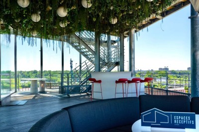 Miniature Location salle Caluire-et-Cuire (Rhône) - Le Belvédère #7 Terrasse en bois avec mobilier moderne, vue sur la ville, végétation suspendue et voile d'ombrage.