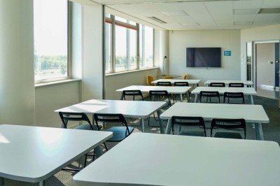 Miniature Location salle Caluire-et-Cuire (Rhône) - Le Belvédère #13 Terrasse en bois avec mobilier moderne, vue sur la ville, végétation suspendue et voile d'ombrage.