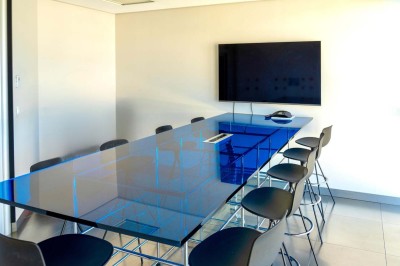 Miniature Location salle Caluire-et-Cuire (Rhône) - Le Belvédère #5 Terrasse en bois avec mobilier moderne, vue sur la ville, végétation suspendue et voile d'ombrage.