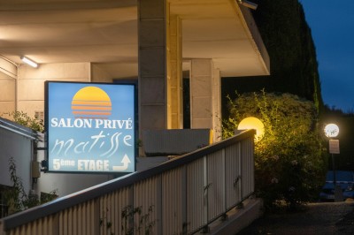 Miniature Bienvenue au Salon Privé Matisse Double lavabo moderne avec robinets chromés, distributeur de savon mural et grand miroir éclairé en arrière-plan.
