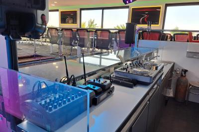 Double lavabo moderne avec robinets chromés, distributeur de savon mural et grand miroir éclairé en arrière-plan.