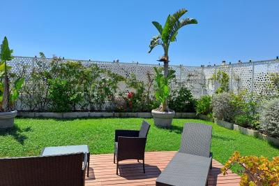 Double lavabo moderne avec robinets chromés, distributeur de savon mural et grand miroir éclairé en arrière-plan.