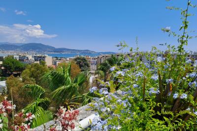 Double lavabo moderne avec robinets chromés, distributeur de savon mural et grand miroir éclairé en arrière-plan.