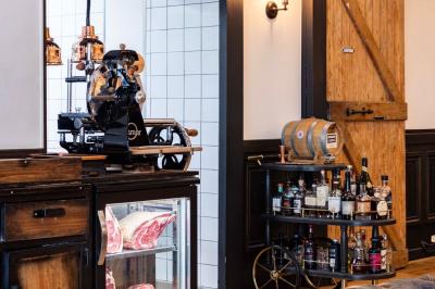 Dessert raffiné présenté dans un bol noir, décoré de fruits rouges, de crème blanche et de touches végétales.