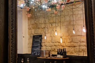 Dessert raffiné présenté dans un bol noir, décoré de fruits rouges, de crème blanche et de touches végétales.