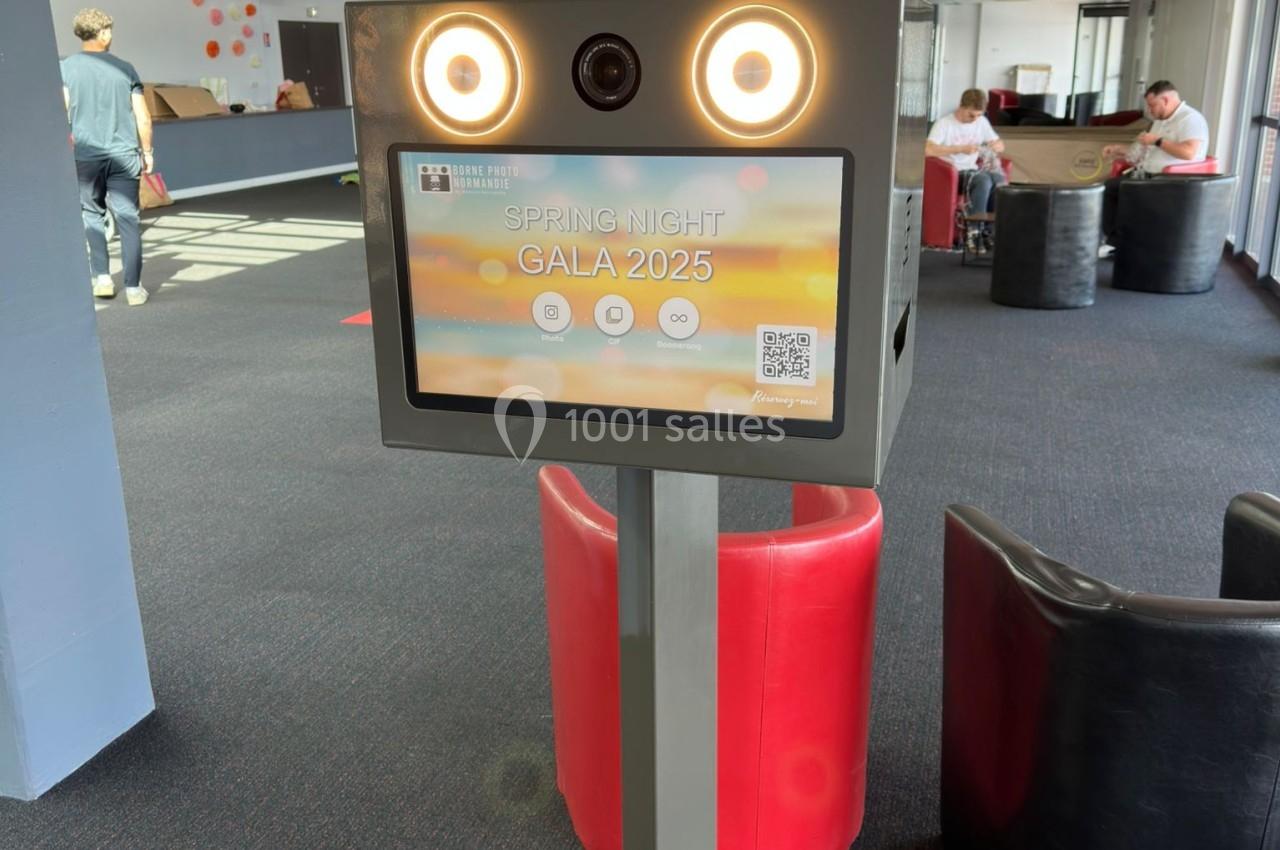 Borne photo interactive dans un espace intérieur lumineux, avec affichage d'un événement ’Spring Night Gala 2025’.