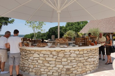Table décorée avec des fleurs colorées, des fruits et des couverts disposés pour un repas festif.