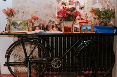Table décorée avec des fleurs colorées, des fruits et des couverts disposés pour un repas festif.