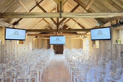 Table décorée avec des fleurs colorées, des fruits et des couverts disposés pour un repas festif.
