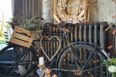 Table décorée avec des fleurs colorées, des fruits et des couverts disposés pour un repas festif.
