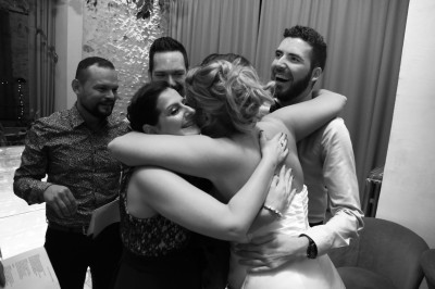 Table décorée avec des fleurs colorées, des fruits et des couverts disposés pour un repas festif.