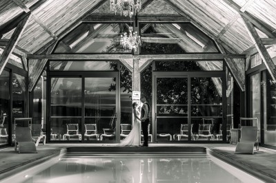 Table décorée avec des fleurs colorées, des fruits et des couverts disposés pour un repas festif.