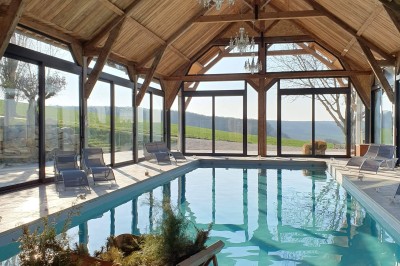 Table décorée avec des fleurs colorées, des fruits et des couverts disposés pour un repas festif.