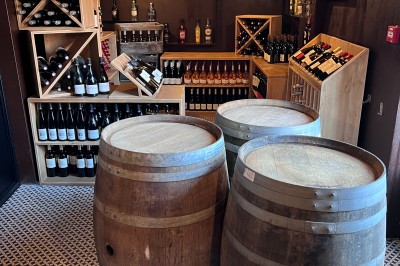 Un chef pâtissier en toque décore une tarte meringuée à l'extérieur, près d'un batteur sur socle.