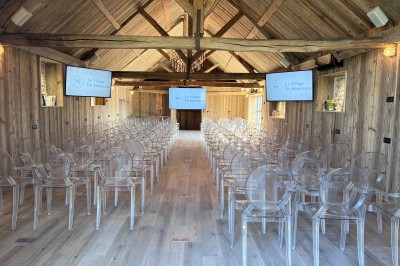Un chef pâtissier en toque décore une tarte meringuée à l'extérieur, près d'un batteur sur socle.