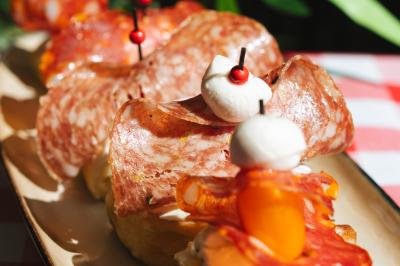 Pâtes fusilli crues dans une boîte en carton ouverte.