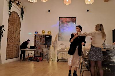 Maison avec terrasse entourée de végétation, située dans un jardin avec allée en gravier et ciel dégagé en arrière-plan.