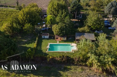 Miniature Location salle Monteux (Vaucluse) - Mas Adamon #7 Cour extérieure éclairée de nuit avec des guirlandes lumineuses suspendues à un grand arbre et des lampes au sol.