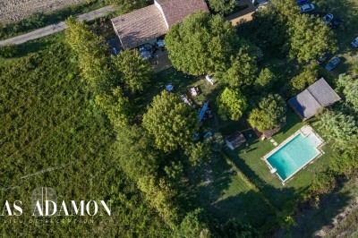 Miniature Location salle Monteux (Vaucluse) - Mas Adamon #2 Cour extérieure éclairée de nuit avec des guirlandes lumineuses suspendues à un grand arbre et des lampes au sol.