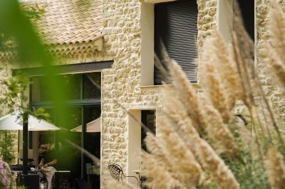 Miniature Location salle Monteux (Vaucluse) - Mas Adamon #9 Cour extérieure éclairée de nuit avec des guirlandes lumineuses suspendues à un grand arbre et des lampes au sol.