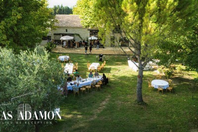 Miniature Location salle Monteux (Vaucluse) - Mas Adamon #30 Cour extérieure éclairée de nuit avec des guirlandes lumineuses suspendues à un grand arbre et des lampes au sol.