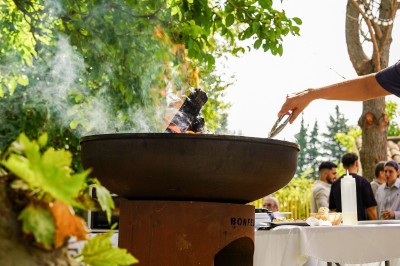 Miniature Location salle Monteux (Vaucluse) - Mas Adamon #14 Cour extérieure éclairée de nuit avec des guirlandes lumineuses suspendues à un grand arbre et des lampes au sol.